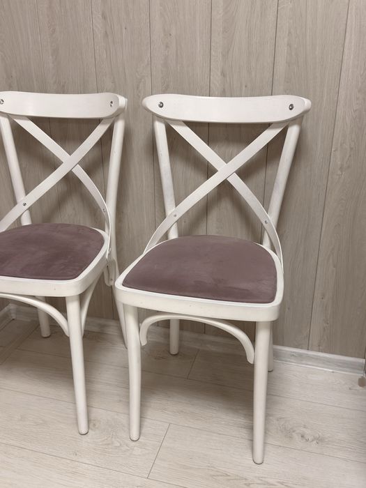 Дървени трапезни столове с мека седалка