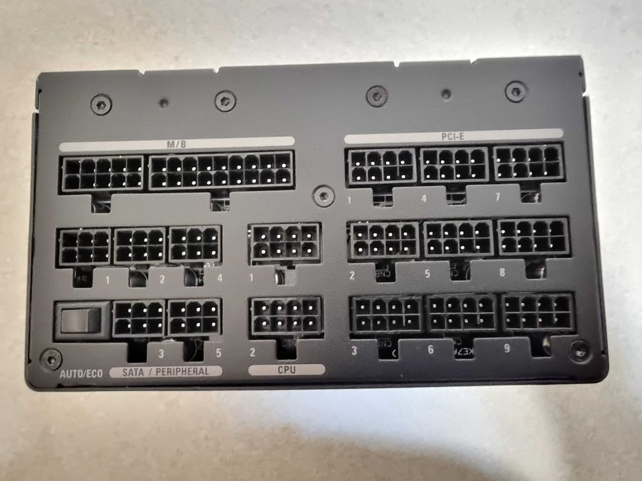 Золотой блок питания Super Flower SF-1600F14HG мощностью 1600Вт