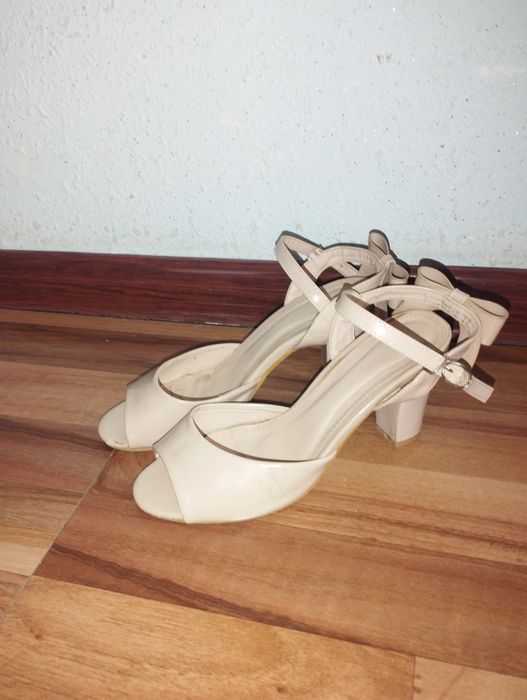 2 пары босоножек