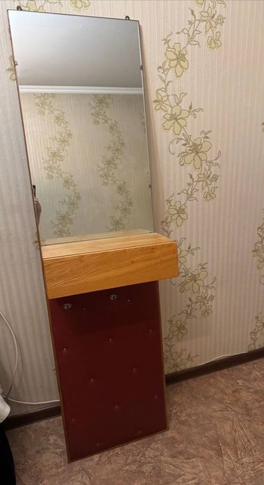 Трюмо ,зеркало .