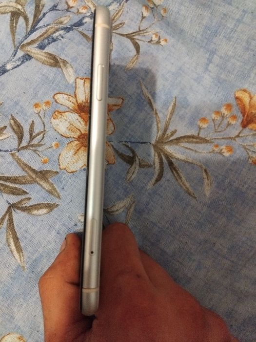 Vând iphone 11 are cod de taste