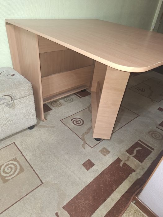 Продам стол книжку
