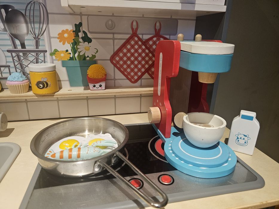 Продавам детска дървена кухня Hape заедно с всички неща от снимката