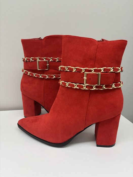 Боти на ток червени