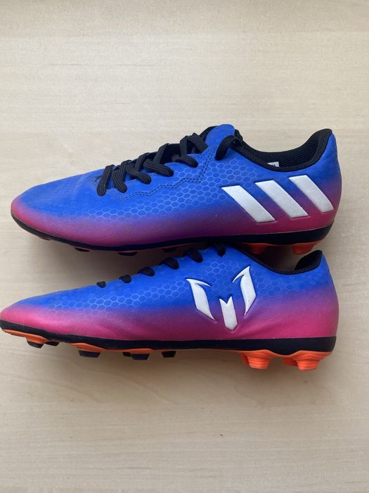 Футболни бутонки