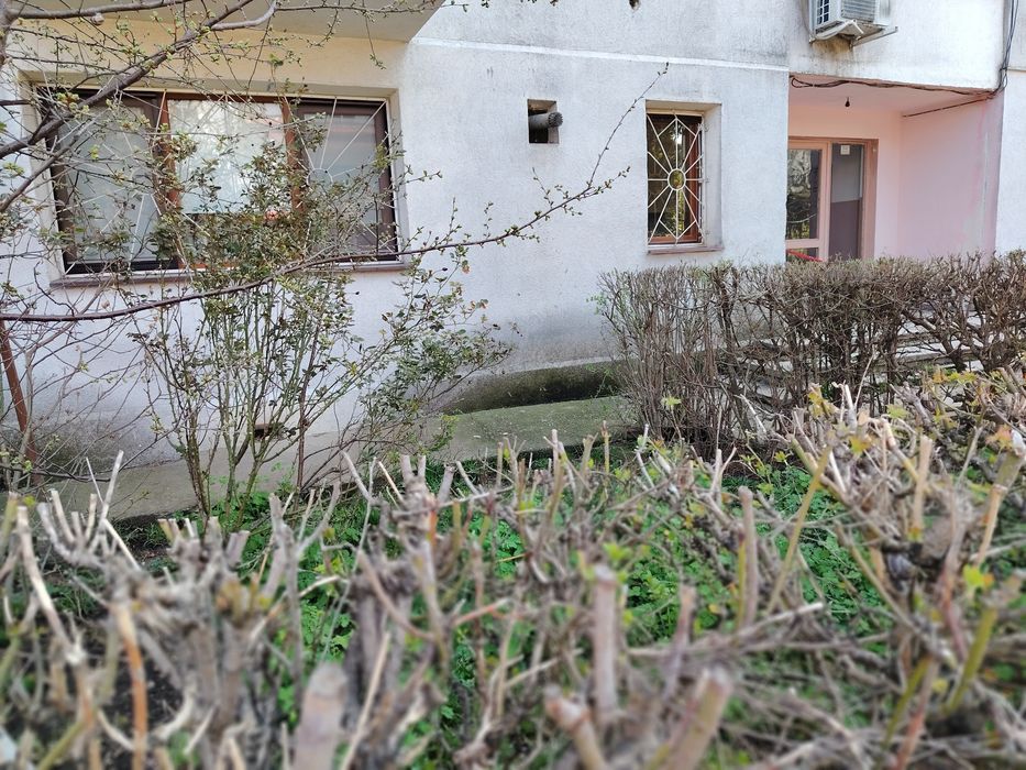 Apartament 2 camere semi decomandate zona Scoala 10 parter