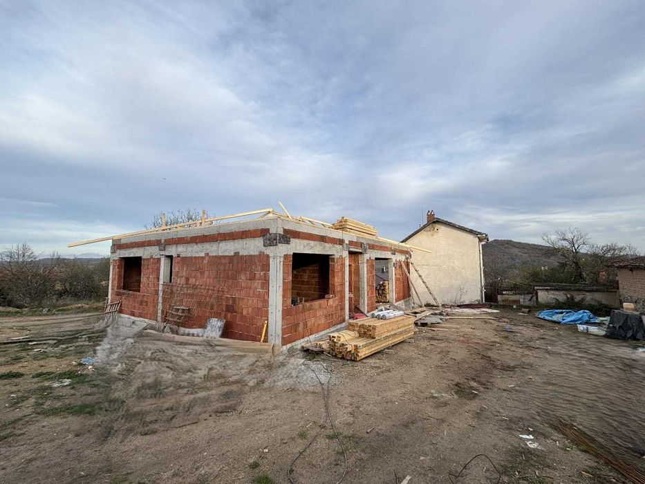 Продава къща с.Остра Могила