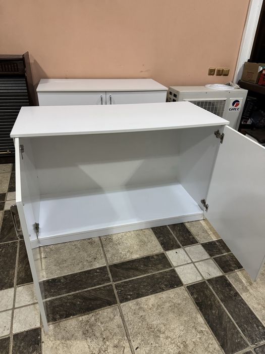 Oq rangli mebel sotiladi