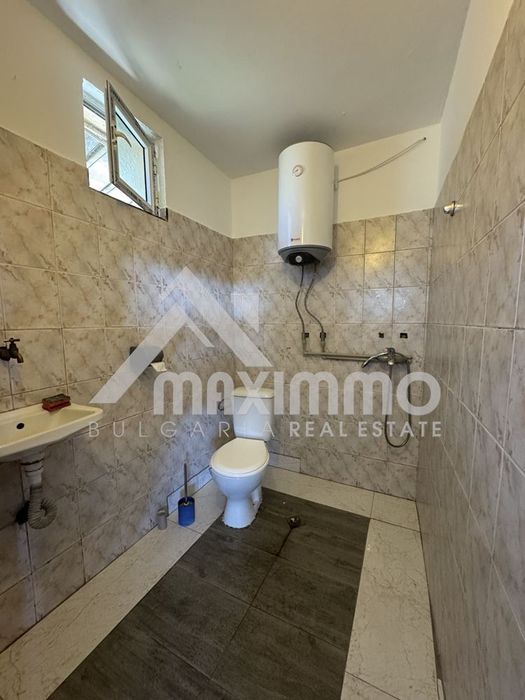 Дава се под наем Склад в Долни чифлик - 519 кв.м за 570 € - Снимка #5