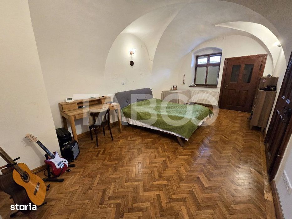 Apartament decomandat de vanzare cu pivnita in Centrul Istoric Sibiu