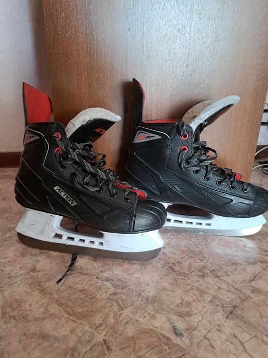 Продам шлем и коньки