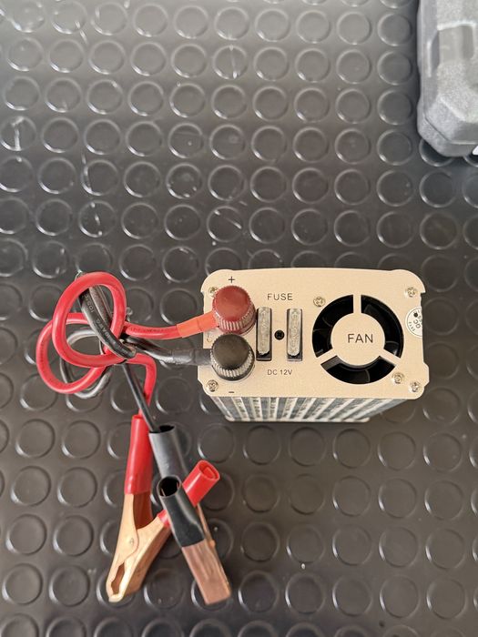 Инвертор 1000W (12V → 220V)