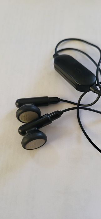 2 броя слушалки марка "Самсунг".