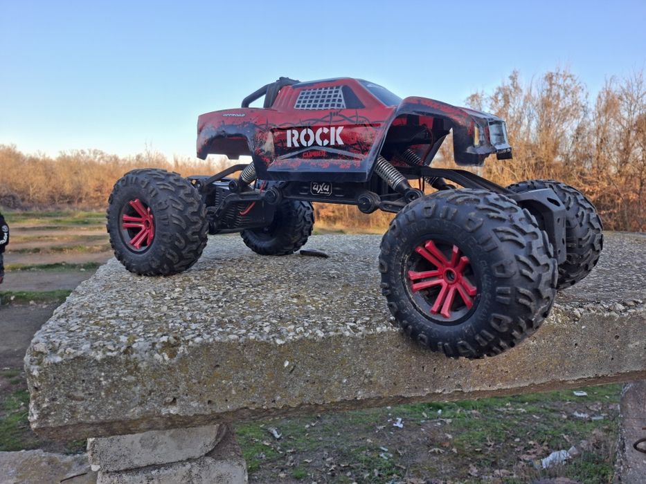 Продавам RC джип ROCK 1/5 с дистанционно и зарядно за дете