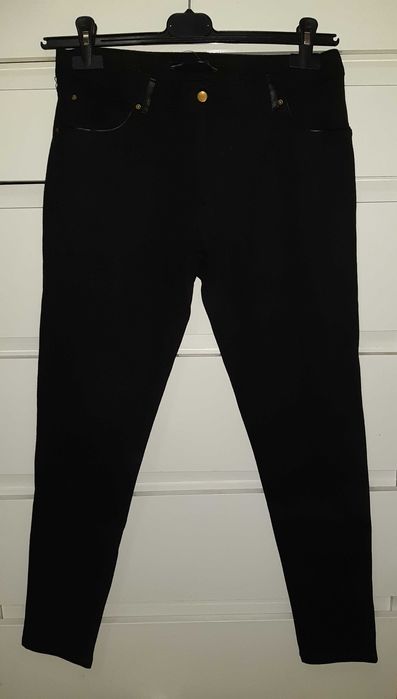 Blugi conici cu insertii de piele negri Zara