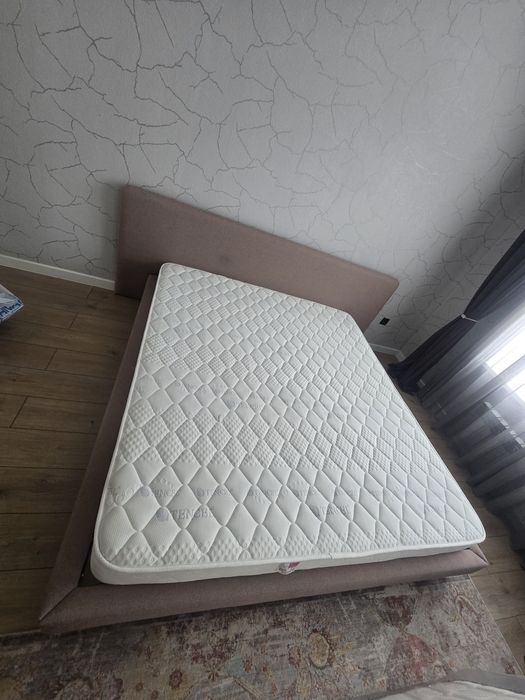 кровать б/у матрасом