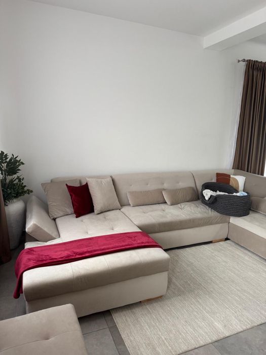 Vand canapea folosita 3 luni e ca noua. negociabil!