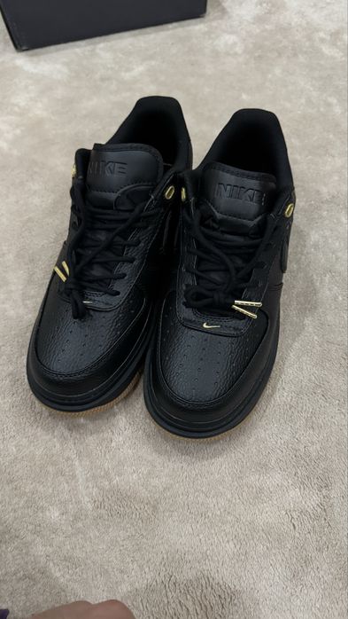 Nike Air Force ( черного цвета ).