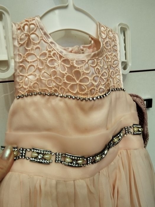 Платье нарядное бежевое.
