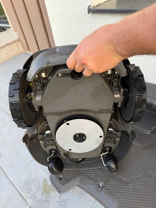 Robot tuns gazon Husqvarna Automower® 405X – mic, tăcut și muncitor