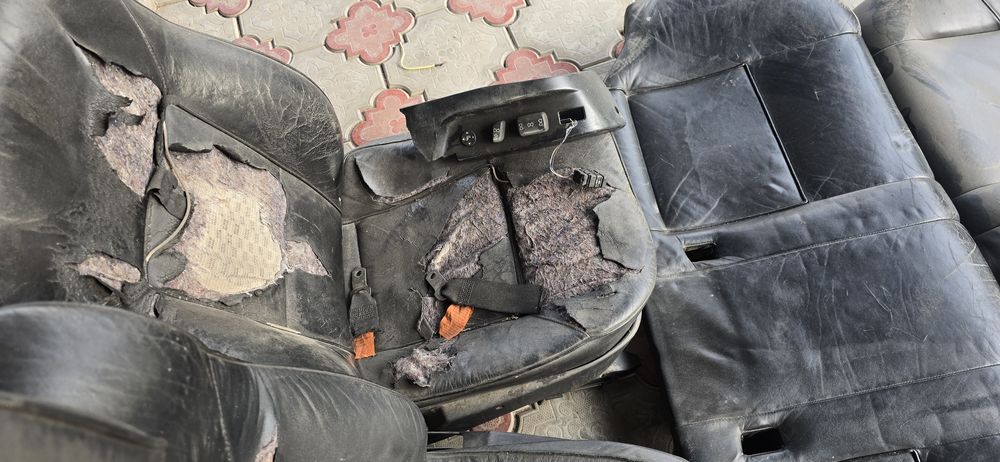 Продам сиденья бмв е 39 под востановление.