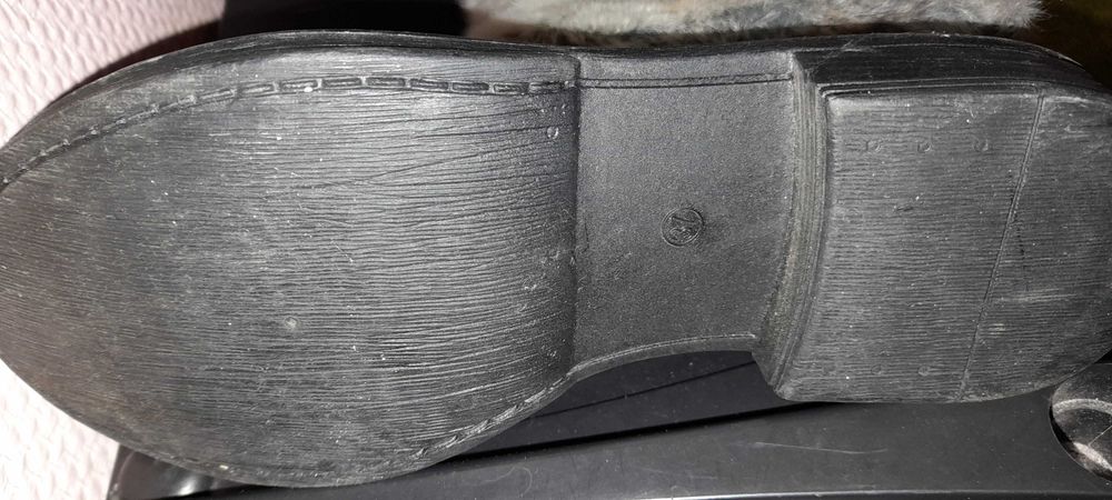 Нови  ботуши черни и прекрасен елек