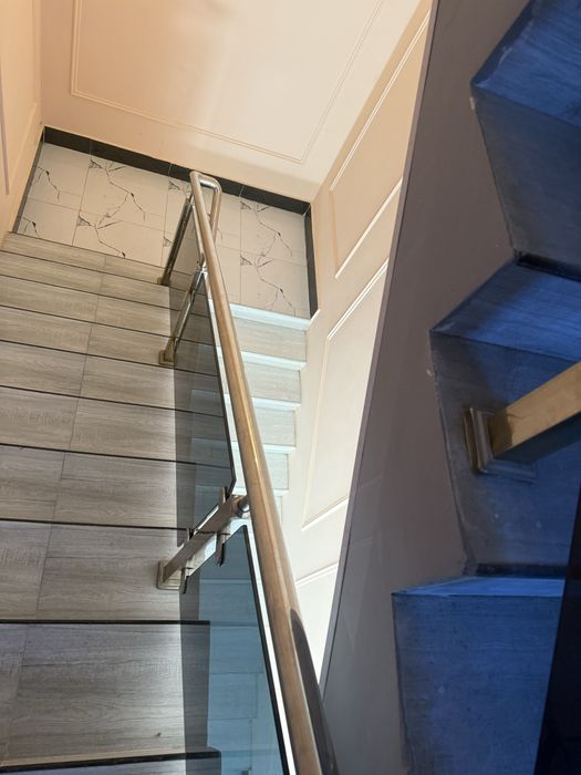 Инфин банк оркасида Имронмаркет руппарасида бино 3 этаж алохида сотила