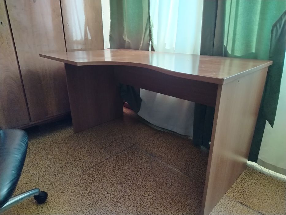 Офисное кресло и стол