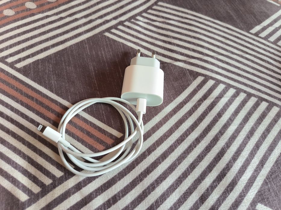 Продам оригинальное зарядное устройство 20 w для телефона iphone