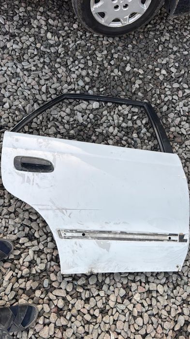 Продам двери на Карина е правое перед зад