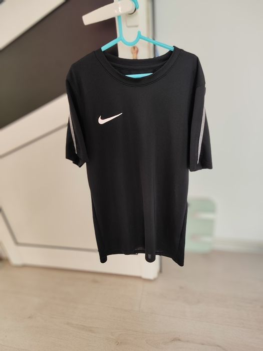 Черна  и бяла тениска Nike S размер
