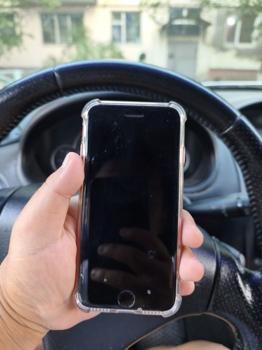 Iphone se 2020 года продается срочно