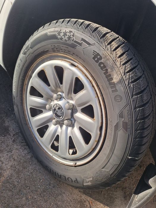 Vand anvelope cu tot cu jante