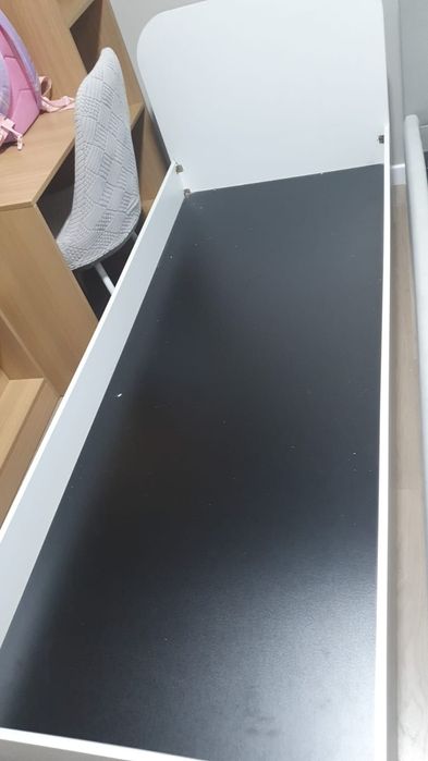 Кровать с матрасом.