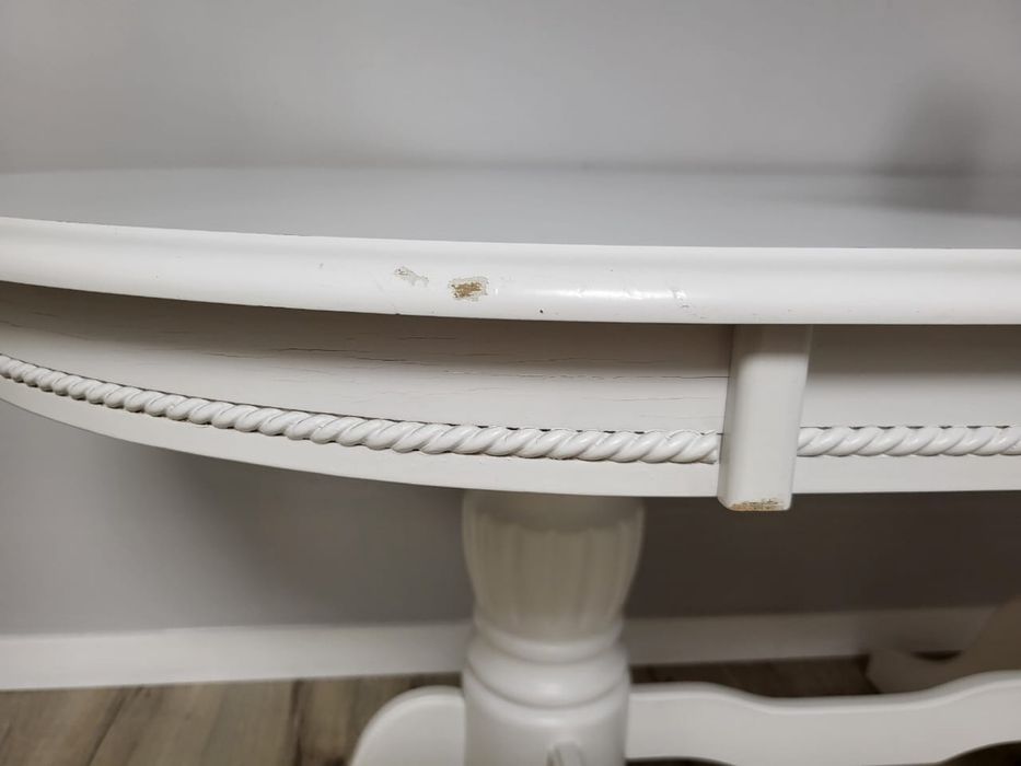 продам стол, белый в идеальном состоянии.