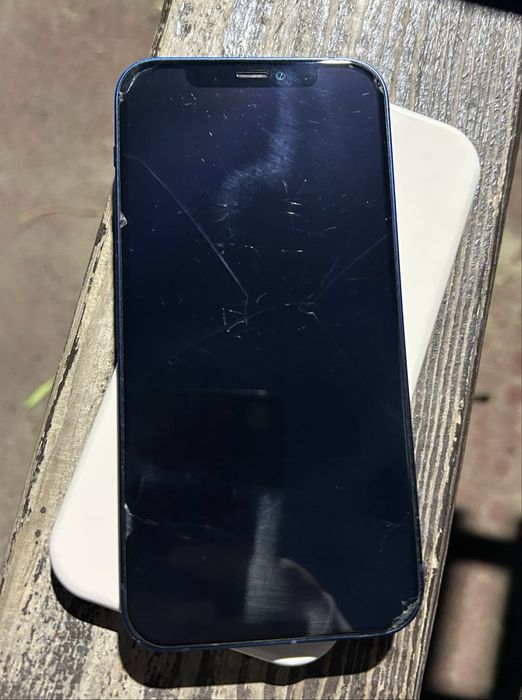 Продам iPhone 12 на 64GB