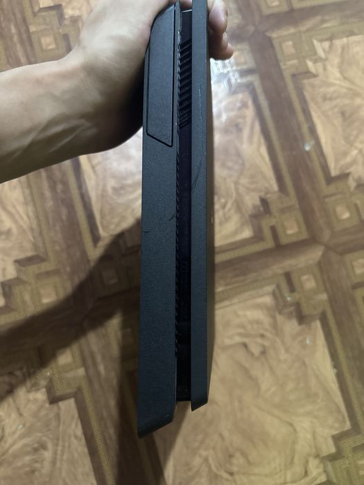 Продам Ps 4 в идеальном состояниии