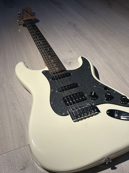 Squier FSR Affinity Series™ Stratocaster® HSS Olympic White