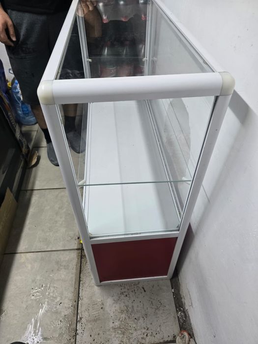 Продается стеклянная витрина