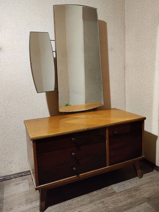 Продам трюмо советское с зеркалом