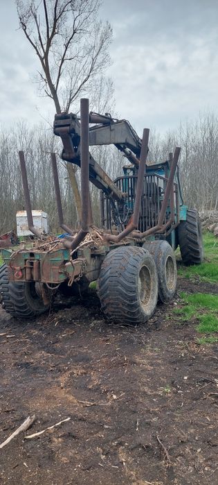 Tractor forestier articulat 6x4 cu macara și troliu – funcțional