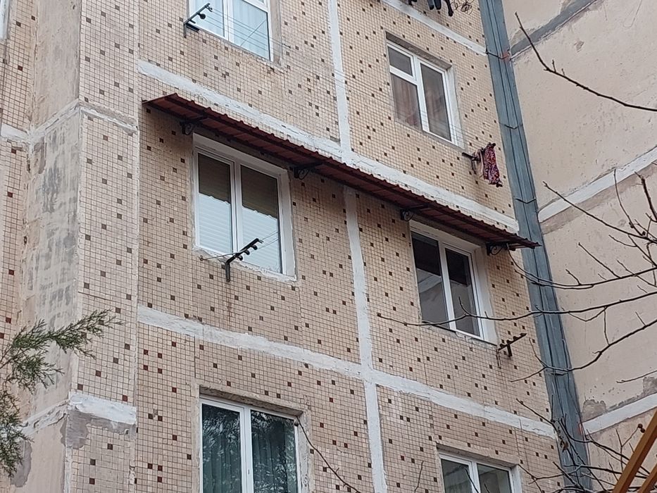 Установка над окнами козырьков но весы делаем на заказ быстро и качест