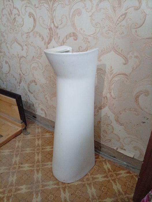 Керамический пьедестал для раковины.