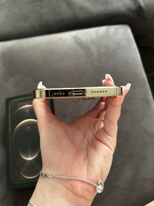 Iphone 12 Pro Max Gold с подарък