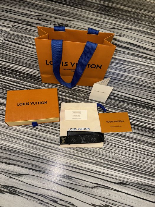 Bratara Louis Vuitton neagra, sigla argintie