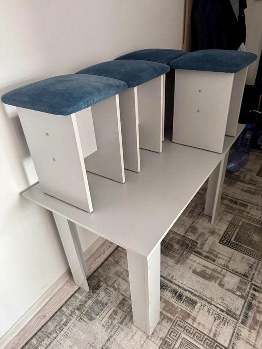 Стол со стульями