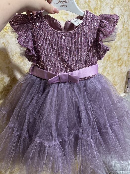 Продам нарядное платье на 3-4 года