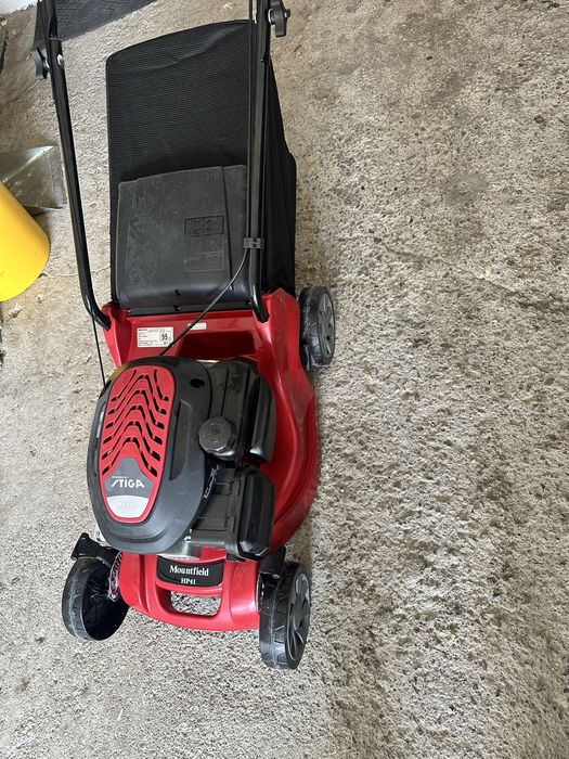 Vand masina de tuns iarba noua pe benzina