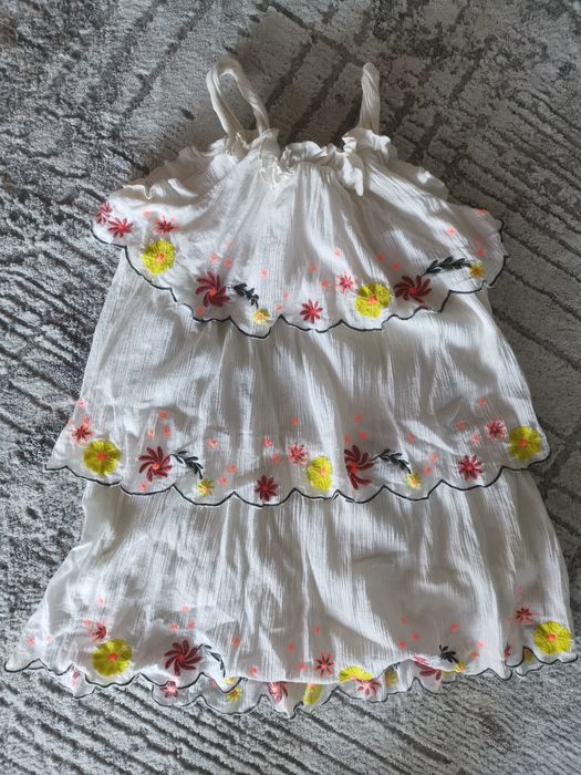 Детски рокли, всяка се продава отделно.