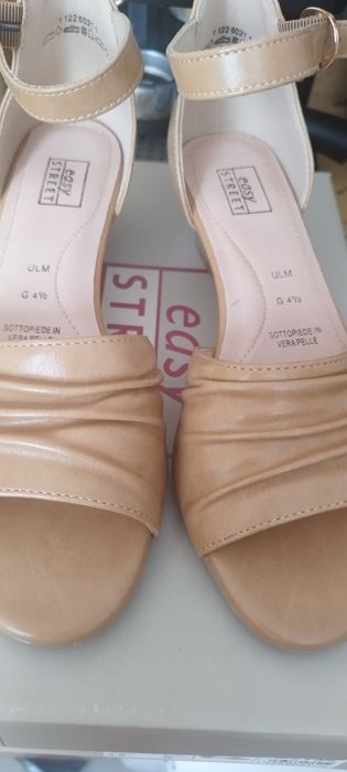 Нови сандали с малък ток.Цвят карамел.35 лв.